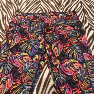 Colorful Leaf Print Workout Leggings • CVG • PERFECT CONDITION